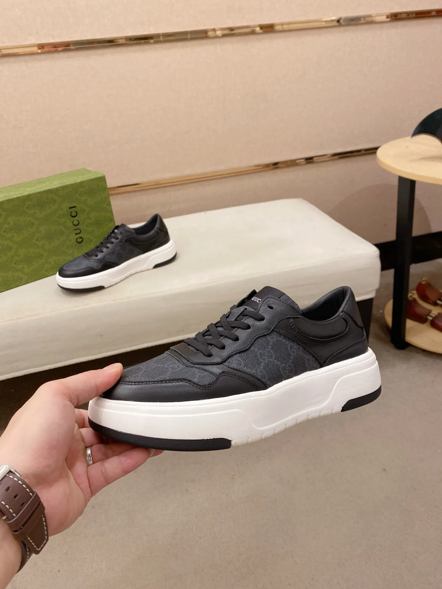 Men's shoes 💰 440 💰 High-quality new GUCCI counters are launched simultaneously. The new men's shoes, 😘fabrics are selected from imported cowhide, and the lining is sheepskin lining. 👍🏿 High-end ☄️ air-cushion molded anti-slip rubber outsole, exquisite lines, simple and elegant, comfortable and high-end for leisure travel. Code number: 38 to 44 (45 can be customized and cannot be returned or exchanged)